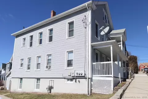 32 Center St, New London, CT 06320