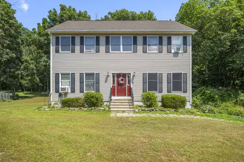 8 Huntington Dr, Plainfield, CT 06374