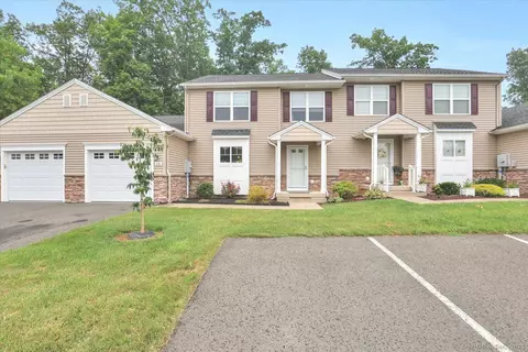 26 Woodridge Dr #26, Windsor Locks, CT 06096