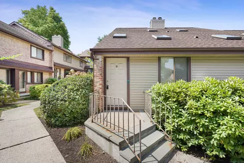 2437 Bedford St #D1, Stamford, CT 06905