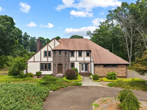 22 Hickory Hill Ln, Branford, CT 06405