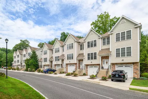 2 Oak Meadows Dr #102, Brookfield, CT 06804