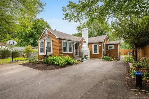 6 Pine Trl, Avon, CT 06001