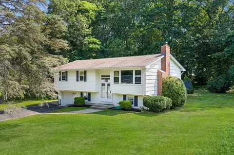 22 West Dr, Gales Ferry, CT 06335