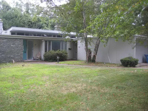 62 Mohegan Rd, Norwich, CT 06360