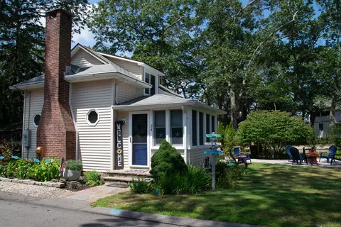 24 Town Rd, Niantic, CT 06357