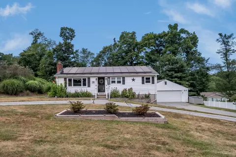 28 Heritage Hill Rd, Branford, CT 06405