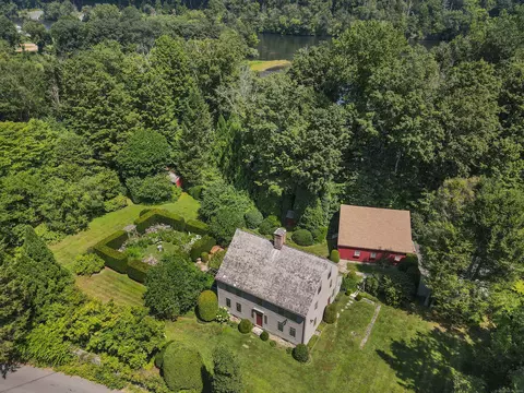 211 Walnut Tree Hill Rd, Sandy Hook, CT 06482
