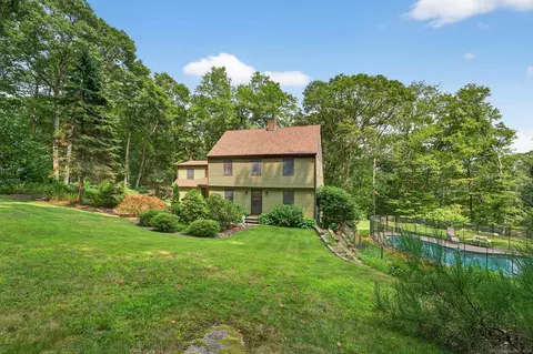 20 Sunrise Trl, East Lyme, CT 06333