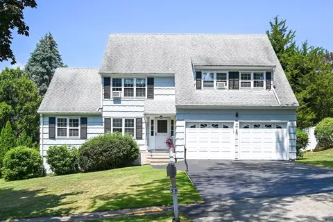 38 Pepperbush Ln, Fairfield, CT 06824