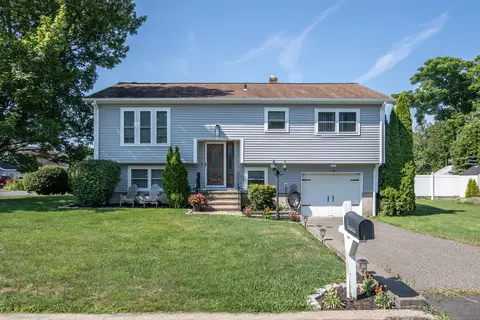 2 Goldfinch Ln, Naugatuck, CT 06770