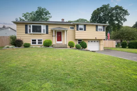 77 Parklawn Dr, Waterbury, CT 06708