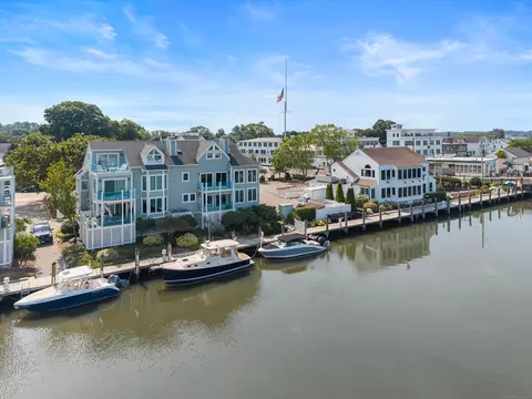 5 Holmes St #A3, Mystic, CT 06355