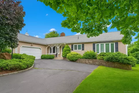 391 Hang Dog Ln, Wethersfield, CT 06109