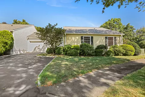 15 Bank St #15, New Canaan, CT 06840