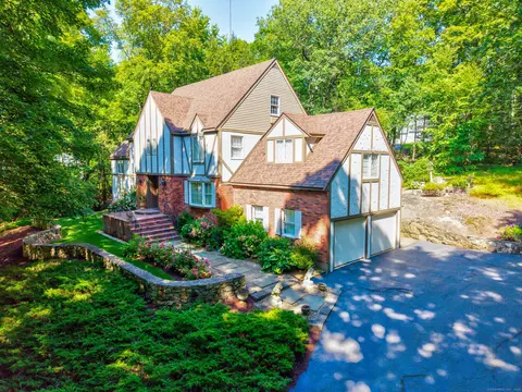 67 Forest Hills Dr, Farmington, CT 06032