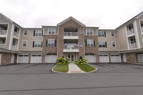 601 Brookside Ct #601, Newtown, CT 06470