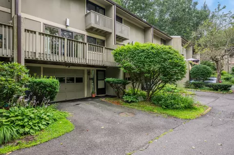 48 Clubhouse Dr #48, Woodbury, CT 06798
