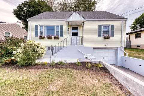 78 Edgecomb St, Hamden, CT 06517