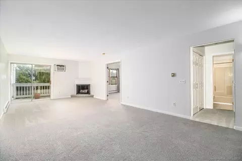 55 Mill Plain Rd #32-20, Danbury, CT 06811
