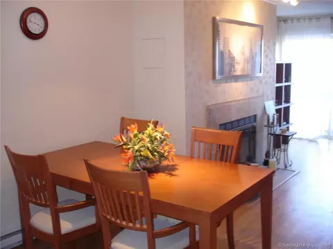 90 Kane St #D10, West Hartford, CT 06119