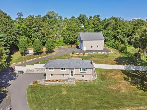 17 Stony Brook Rd, Brookfield, CT 06804