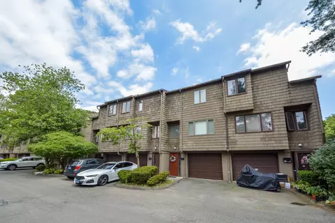 27 Towne House Rd #27, Hamden, CT 06514