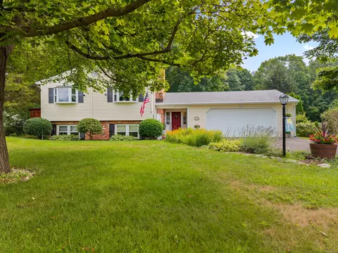 8 Horseshoe Rd, Guilford, CT 06437