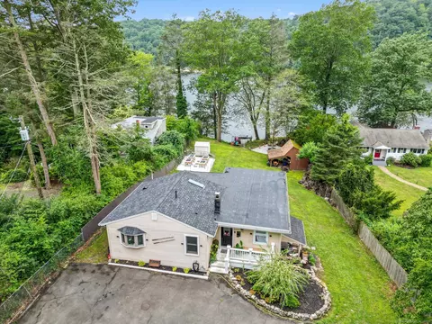 612 Lake Dr, Guilford, CT 06437