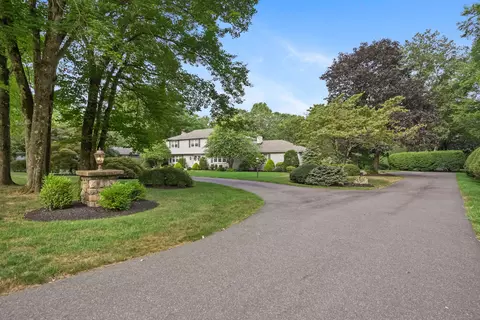 51 Forest Glen Dr, Woodbridge, CT 06525