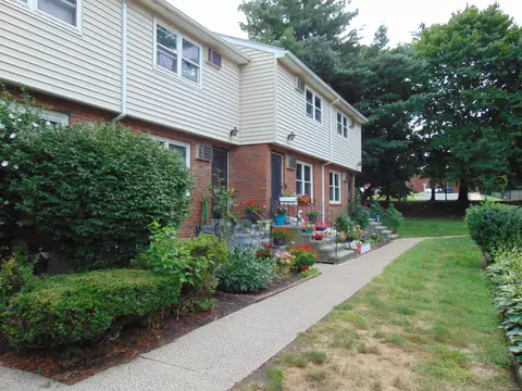 215 Blackstone Vlg #215, Meriden, CT 06450