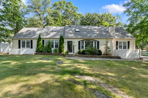 2 Beechwood Rd, Branford, CT 06405
