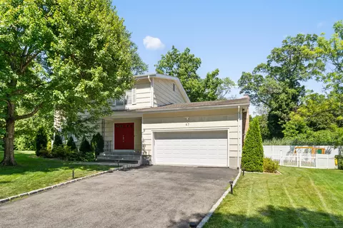 87 Coachlamp Ln, Stamford, CT 06902