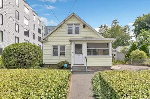 850 Brewster St, Bridgeport, CT 06605