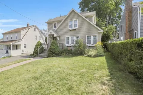 95 Brookfield St, Manchester, CT 06040