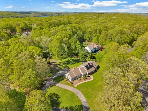 34 Willow Ln, East Lyme, CT 06333