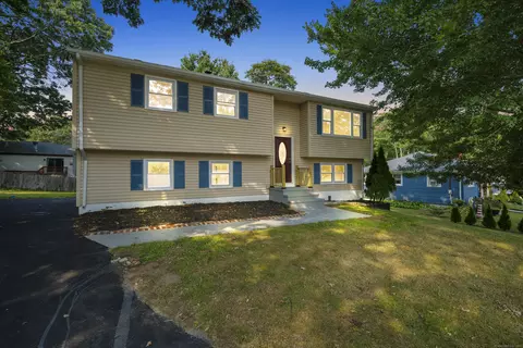 40 Old Farm Rd, Groton, CT 06340
