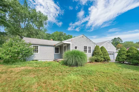 15 Pilgrim Dr, Windsor, CT 06095