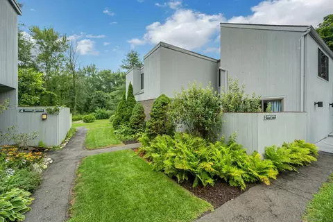 3 Honeysuckle Ln #3, Ridgefield, CT 06877