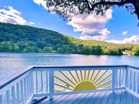 207 Roosevelt Dr, Seymour, CT 06483