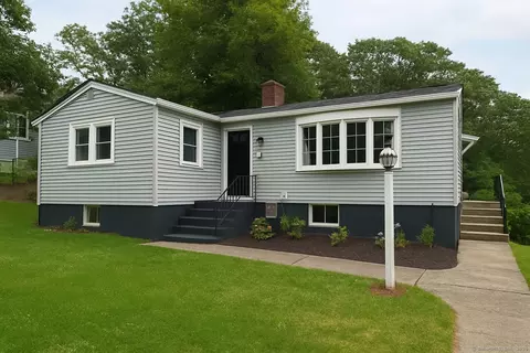 12 Oakwood Ave, Pawcatuck, CT 06379