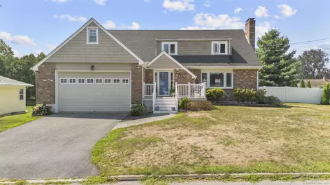9 8th Ave, Waterford, CT 06385