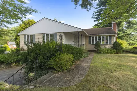 30 Farmstead Ln, West Hartford, CT 06117