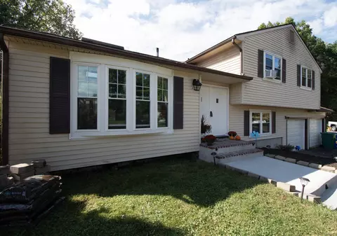 13 White Birch Cir, Bloomfield, CT 06002
