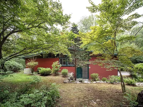 30 Barberry Ln, Woodbridge, CT 06525
