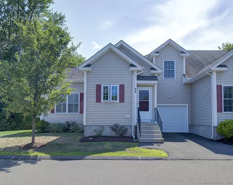 28 County Walk Ln #28, East Haven, CT 06512