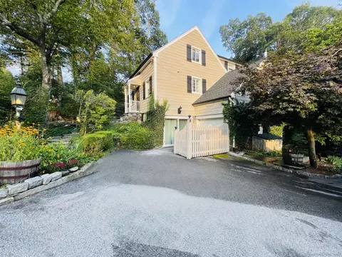 12 Inglenook Dr, New Fairfield, CT 06812
