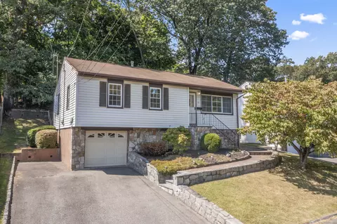 35 Briarwood Dr, Danbury, CT 06810