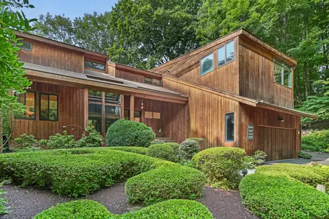 28 Delaware Rd, Easton, CT 06612