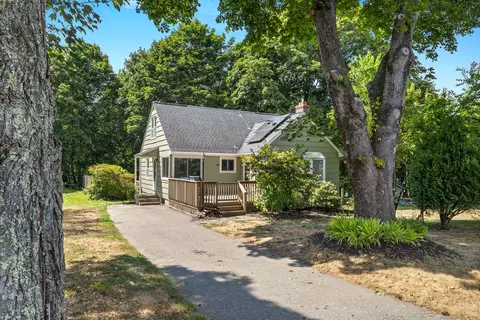24 Pine St, Waterford, CT 06385